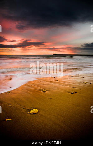 Sunderland, Vereinigtes Königreich. 23. Dez. 3013. Sonnenaufgang über dem Roker, Sunderland. Roker Leuchtturm vor kurzem restauriert wurde in der ersten Phase von £1. 35m Rollen Programm der Restaurierung für die 110-j hrige aufgeführten Roker Pier von Sunderland City Council. Die ruhigen Morgen-Szene war im Gegensatz zu den nassen und windigen Wetter erwartet, dass das Land im Laufe des Tages zu zerschmettern. Bildnachweis: Paul Swinney/Alamy Live-Nachrichten Stockfoto