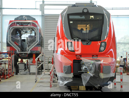 Hennigsdorf, Deutschland. 18. Dezember 2013. Talent 2-Züge sind in einer Montagehalle der Bombardier-Werk in Hennigsdorf, Deutschland, 18. Dezember 2013 montiert. Das kanadische Unternehmen beschäftigt rund 2.700 Mitarbeiter am größten europäischen Standort Hennigsdorf. Foto: Bernd Settnik/ZB/Dpa/Alamy Live News Stockfoto