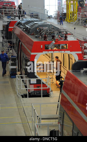 Hennigsdorf, Deutschland. 18. Dezember 2013. Talent 2-Züge sind in einer Montagehalle der Bombardier-Werk in Hennigsdorf, Deutschland, 18. Dezember 2013 montiert. Das kanadische Unternehmen beschäftigt rund 2.700 Mitarbeiter am größten europäischen Standort Hennigsdorf. Foto: Bernd Settnik/ZB/Dpa/Alamy Live News Stockfoto