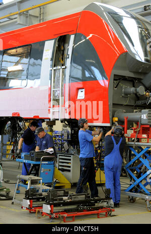 Hennigsdorf, Deutschland. 18. Dezember 2013. Talent 2-Züge sind in einer Montagehalle der Bombardier-Werk in Hennigsdorf, Deutschland, 18. Dezember 2013 montiert. Das kanadische Unternehmen beschäftigt rund 2.700 Mitarbeiter am größten europäischen Standort Hennigsdorf. Foto: Bernd Settnik/ZB/Dpa/Alamy Live News Stockfoto