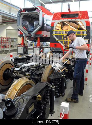 Hennigsdorf, Deutschland. 18. Dezember 2013. Talent 2-Züge sind in einer Montagehalle der Bombardier-Werk in Hennigsdorf, Deutschland, 18. Dezember 2013 montiert. Das kanadische Unternehmen beschäftigt rund 2.700 Mitarbeiter am größten europäischen Standort Hennigsdorf. Foto: Bernd Settnik/ZB/Dpa/Alamy Live News Stockfoto