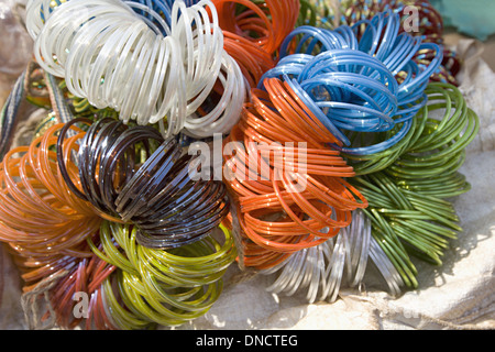 Buntes Glas Armreifen, Tribal Markt, Orissa Stockfoto