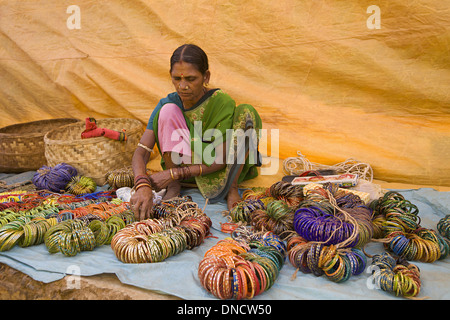 Anbieter verkaufen bunte Glas Armreifen, Tribal Markt, Orissa Stockfoto