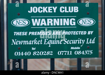 Newmarket Jockey Club Achtung Schild geschützt durch die Newmarket Pferde Security Ltd Stockfoto