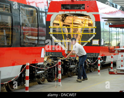 Hennigsdorf, Deutschland. 18. Dezember 2013. Talent 2-Züge sind in einer Montagehalle der Bombardier-Werk in Hennigsdorf, Deutschland, 18. Dezember 2013 montiert. Das kanadische Unternehmen beschäftigt rund 2.700 Mitarbeiter am größten europäischen Standort Hennigsdorf. Foto: Bernd Settnik/ZB/Dpa/Alamy Live News Stockfoto