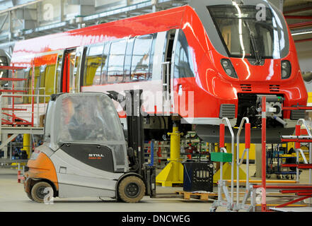 Hennigsdorf, Deutschland. 18. Dezember 2013. Talent 2-Züge sind in einer Montagehalle der Bombardier-Werk in Hennigsdorf, Deutschland, 18. Dezember 2013 montiert. Das kanadische Unternehmen beschäftigt rund 2.700 Mitarbeiter am größten europäischen Standort Hennigsdorf. Foto: Bernd Settnik/ZB/Dpa/Alamy Live News Stockfoto