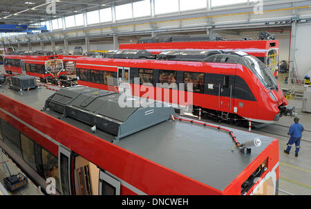 Hennigsdorf, Deutschland. 18. Dezember 2013. Talent 2-Züge sind in einer Montagehalle der Bombardier-Werk in Hennigsdorf, Deutschland, 18. Dezember 2013 montiert. Das kanadische Unternehmen beschäftigt rund 2.700 Mitarbeiter am größten europäischen Standort Hennigsdorf. Foto: Bernd Settnik/ZB/Dpa/Alamy Live News Stockfoto