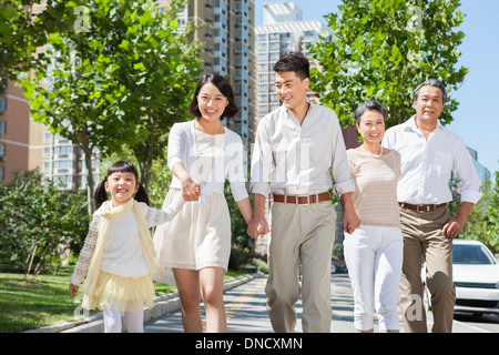 Glückliche Familie auf Straße hand in hand gehen Stockfoto