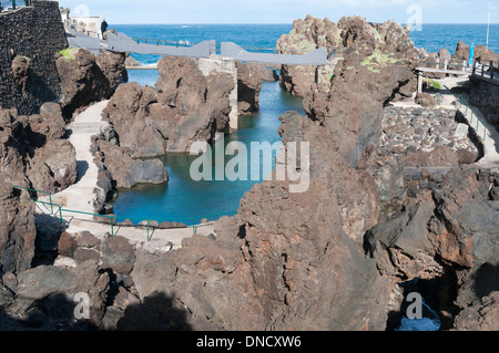Die natürlichen Schwimmbecken von Porto Moniz Madeira bieten Schutz vom Atlantischen Ozean Stockfoto