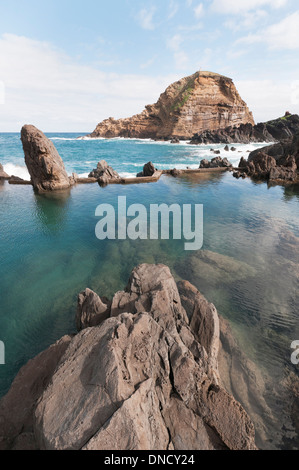 Die natürlichen Felsen-Pools von Porto Moniz, Madeira, Portugal bieten Schutz vor dem Atlantischen Ozean Stockfoto