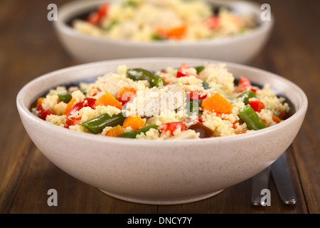 Zwei Schüsseln mit Couscous Gericht mit Huhn, grüne Bohnen, Karotten und Paprika Stockfoto