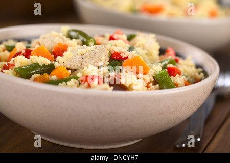 Zwei Schüsseln mit Couscous Gericht mit Huhn, grüne Bohnen, Karotten und Paprika Stockfoto