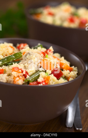 Zwei Schüsseln mit Couscous Gericht mit Huhn, grüne Bohnen, Karotten und Paprika Stockfoto