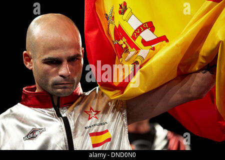 Elche, Spanien. 21. Dezember 2013. Kiko Martinez von Spanien Gesten mit der spanischen Flagge und die Nationalhymne vor der Super Bantamgewicht WM Titelkampf zwischen Kiko Martínez Spaniens und Jeffrey Mathebula Shouth Afrikas in der Esperanza Lag Arena, Elche Boxen © Action Plus Sport/Alamy Live News Stockfoto