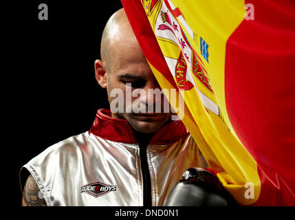 Elche, Spanien. 21. Dezember 2013. Kiko Martinez von Spanien Gesten mit der spanischen Flagge und die Nationalhymne vor der Super Bantamgewicht WM Titelkampf zwischen Kiko Martínez Spaniens und Jeffrey Mathebula Shouth Afrikas in der Esperanza Lag Arena, Elche Boxen © Action Plus Sport/Alamy Live News Stockfoto