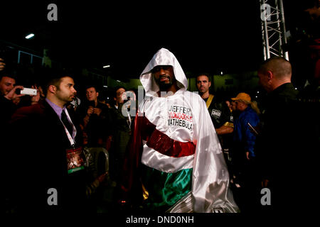 Elche, Spanien. 21. Dezember 2013. Jeffrey Mathebula Shouth Afrikas kommt in den Ring vor der Super Bantamgewicht WM Titelkampf zwischen Kiko Martínez Spaniens und Jeffrey Mathebula Shouth Afrikas in der Esperanza Lag Arena, Elche Boxen © Action Plus Sport/Alamy Live News Stockfoto