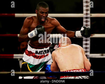 Elche, Spanien. 21. Dezember 2013. Jeffrey Mathebula des Shouth Afrika (L) Angriffe während der Super Bantamgewicht WM Titelkampf zwischen Kiko Martínez Spaniens und Jeffrey Mathebula Shouth Afrikas in der Esperanza Lag Arena, Elche Boxen © Action Plus Sport/Alamy Live News Stockfoto