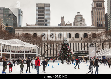 Eislaufen Sie im Bryant Park, Dezember, New York City Stockfoto