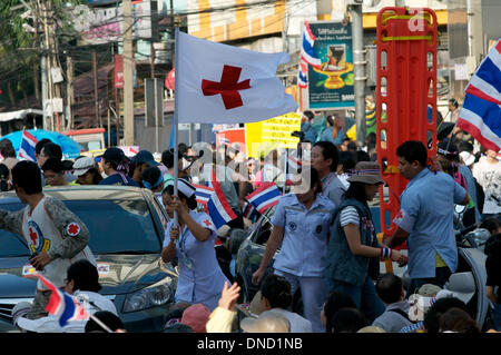 Bangkok, Thailand. 22. Dezember 2013. Das rote Kreuz bewegt sich schnell w / ihre Flagge und eine Bahre zu helfen. Hunderttausende von Anti-Regierungs-Demonstranten gingen auf die Straße um den Rücktritt von Ministerpräsident Thailands Yingluck Shinawatra fordern. Bildnachweis: Kraig Lieb / Alamy Live News Stockfoto