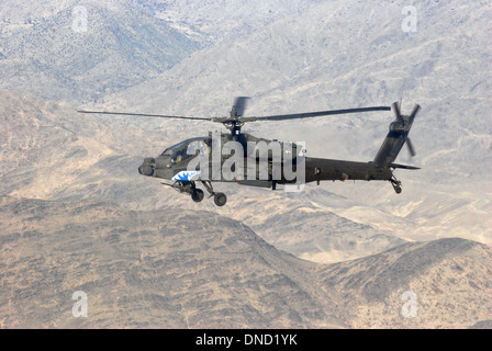 Eine Armee AH-64 Apache Kampfhubschrauber führt eine bewaffnete Eskorte Antenne Mission 13. Dezember 2013 in der Provinz Nangarhar, Afghanistan. Stockfoto