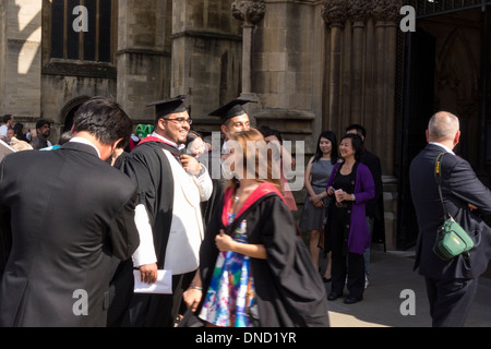 UWE (Universität von westlich von England) Studenten in College Green nach der Abschlussfeier an der Bristol Cathedral, UK Stockfoto