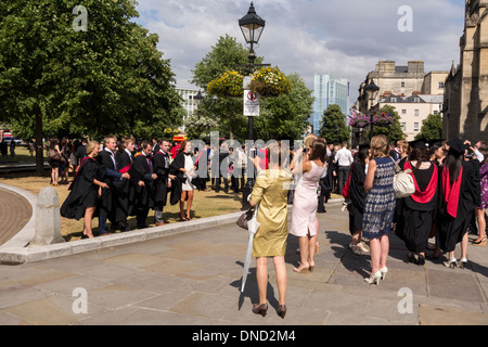 UWE (Universität von westlich von England) Studenten in College Green nach der Abschlussfeier an der Bristol Cathedral, UK Stockfoto