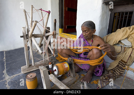 Indianerin, Thread auf Charkha, Spinnrad, Orissa, Indien Stockfoto