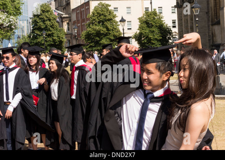 UWE (Universität von westlich von England) Studenten in College Green nach der Abschlussfeier an der Bristol Cathedral, UK Stockfoto
