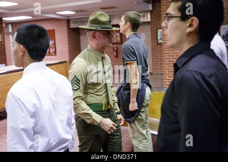 U.S. Marine Corps Drill Instruktoren direkt neu angekommene Rekruten durch Einnahme im Marine Corps zu rekrutieren Depot Parris Island 13 Wochen von Boot Camp 9. Dezember 2013 in Port Royal, South Carolina beginnen. Die Marines trainieren jährlich etwa 17.000 Rekruten auf Parris Island. Stockfoto