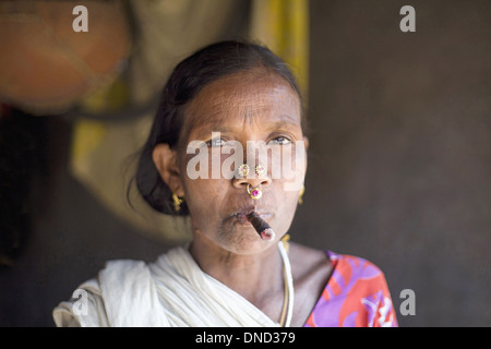 Nahaufnahme einer alten Stammesfrau, die bidi raucht, eine handgemachte indische Zigarette aus Tabak oder Beedi-Blättern, Orissa, Indien. Ländliche Gesichter Indiens Stockfoto