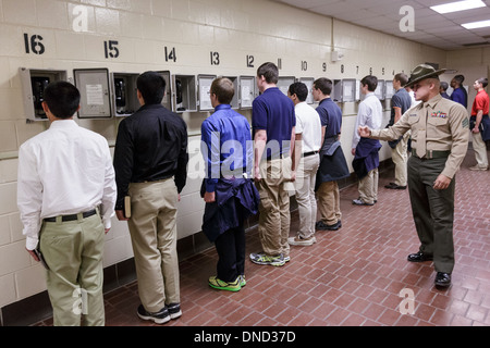 US Marine Corps Drill Instruktoren direkt neu angekommenen Rekruten durch den letzten Anruf nach Hause während Empfang im Marine Corps zu rekrutieren Depot Parris Island 13 Wochen von Boot Camp 9. Dezember 2013 in Port Royal, South Carolina beginnen. Die Marines trainieren jährlich etwa 17.000 Rekruten auf Parris Island. Stockfoto