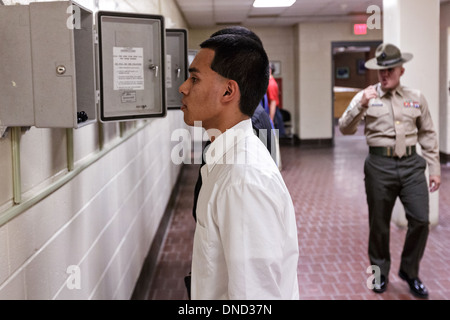 US Marine Corps Drill Instruktoren direkt neu angekommenen Rekruten durch den letzten Anruf nach Hause während Empfang im Marine Corps zu rekrutieren Depot Parris Island 13 Wochen von Boot Camp 9. Dezember 2013 in Port Royal, South Carolina beginnen. Die Marines trainieren jährlich etwa 17.000 Rekruten auf Parris Island. Stockfoto