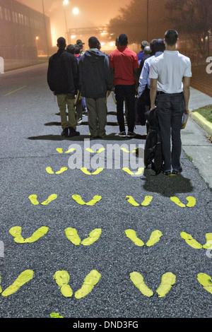 U.S. Marine Corps Drill Instruktoren direkt neu angekommene Rekruten durch Einnahme im Marine Corps zu rekrutieren Depot Parris Island 13 Wochen von Boot Camp 9. Dezember 2013 in Port Royal, South Carolina beginnen. Die Marines trainieren jährlich etwa 17.000 Rekruten auf Parris Island. Stockfoto