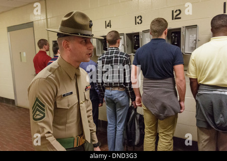 US Marine Corps Drill Instruktoren direkt neu angekommenen Rekruten durch den letzten Anruf nach Hause während Empfang im Marine Corps zu rekrutieren Depot Parris Island 13 Wochen von Boot Camp 9. Dezember 2013 in Port Royal, South Carolina beginnen. Die Marines trainieren jährlich etwa 17.000 Rekruten auf Parris Island. Stockfoto