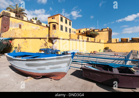 Angelboote/Fischerboote gestrandet außerhalb der Santiago Fort, jetzt ein Museum/Kunstgalerie in Funchal Madeira, Portugal Stockfoto