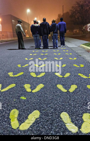 U.S. Marine Corps Drill Instruktoren direkt neu angekommene Rekruten durch Einnahme im Marine Corps zu rekrutieren Depot Parris Island 13 Wochen von Boot Camp 9. Dezember 2013 in Port Royal, South Carolina beginnen. Die Marines trainieren jährlich etwa 17.000 Rekruten auf Parris Island. Stockfoto