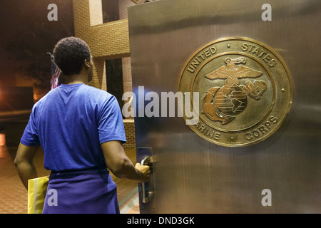 U.S. Marine Corps Drill Instruktoren leiten neu angekommene Rekruten durch die Chrom-Türen in Empfang im Marine Corps zu rekrutieren Depot Parris Island 13 Wochen von Boot Camp 9. Dezember 2013 in Port Royal, South Carolina beginnen. Die Marines trainieren jährlich etwa 17.000 Rekruten auf Parris Island. Stockfoto