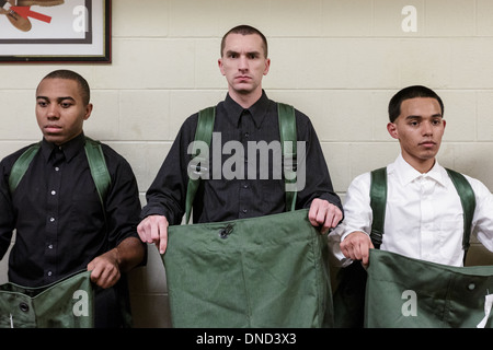 Neu angekommene Marine Corps Rekruten werden ihre Ausrüstung beim Empfang im Marine Corps zu rekrutieren Depot Parris Island ab 13 Wochen von Boot Camp 9. Dezember 2013 in Port Royal, South Carolina ausgestellt. Die Marines trainieren jährlich etwa 17.000 Rekruten auf Parris Island. Stockfoto