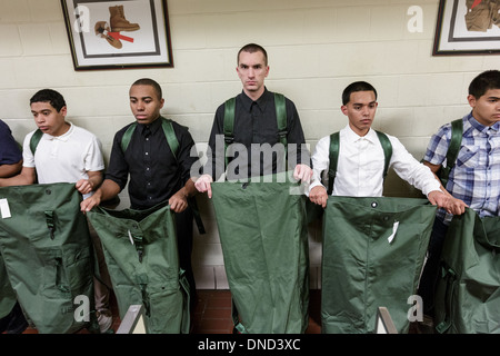 Neu angekommene Marine Corps Rekruten werden ihre Ausrüstung beim Empfang im Marine Corps zu rekrutieren Depot Parris Island ab 13 Wochen von Boot Camp 9. Dezember 2013 in Port Royal, South Carolina ausgestellt. Die Marines trainieren jährlich etwa 17.000 Rekruten auf Parris Island. Stockfoto