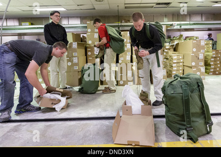 Neu angekommene Marine Corps Rekruten werden ihre Ausrüstung beim Empfang im Marine Corps zu rekrutieren Depot Parris Island ab 13 Wochen von Boot Camp 9. Dezember 2013 in Port Royal, South Carolina ausgestellt. Die Marines trainieren jährlich etwa 17.000 Rekruten auf Parris Island. Stockfoto