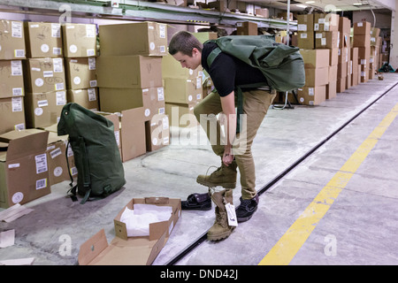 Neu angekommene Marine Corps Rekruten werden ihre Ausrüstung beim Empfang im Marine Corps zu rekrutieren Depot Parris Island ab 13 Wochen von Boot Camp 9. Dezember 2013 in Port Royal, South Carolina ausgestellt. Die Marines trainieren jährlich etwa 17.000 Rekruten auf Parris Island. Stockfoto