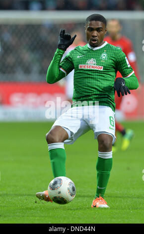 Bremen, Deutschland. 21. Dezember 2013. Bremens Cedric Makiadi spielt den Ball in der deutschen Bundesliga-Spiel zwischen Werder Bremen und Bayer 04 Leverkusen im Weserstadion in Bremen, Deutschland, 21. Dezember 2013. Foto: Carmen Jaspersen/Dpa/Alamy Live News Stockfoto