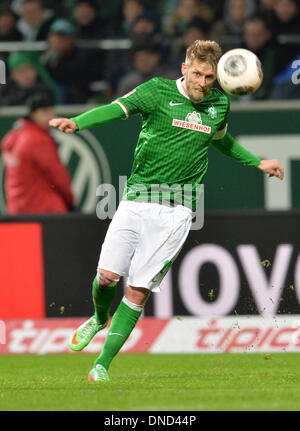 Bremen, Deutschland. 21. Dezember 2013. Bremens Aaron Hunt spielt den Ball in der deutschen Bundesliga-Spiel zwischen Werder Bremen und Bayer 04 Leverkusen im Weserstadion in Bremen, Deutschland, 21. Dezember 2013. Foto: Carmen Jaspersen/Dpa/Alamy Live News Stockfoto