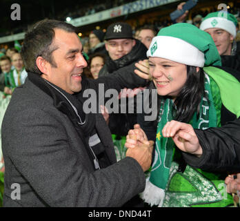 Bremen, Deutschland. 21. Dezember 2013. Bremens Cheftrainer Robin Dutt feiert mit den Fans nach dem deutschen Bundesliga-Spiel zwischen Werder Bremen und Bayer 04 Leverkusen im Weserstadion in Bremen, Deutschland, 21. Dezember 2013. Foto: Carmen Jaspersen/Dpa/Alamy Live News Stockfoto