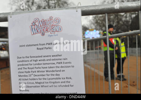 Hyde Park, London, UK. 23. Dezember 2013. Winter-Wunderland Disapointed Besucher finden, dass es aufgrund der heutigen stürmischen Wetterbedingungen geschlossen ist. Es gehört zu einer Reihe von Attraktionen, die heute wegen der starken Winde und Regen geschlossen. Bildnachweis: Matthew Chattle/Alamy Live-Nachrichten Stockfoto