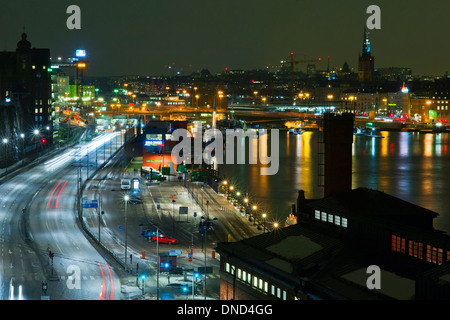 Ansicht von Slussen und Katarina Aufzug (Katarinahissen) Abend, gesehen von einem kleinen Park in Fjällgatan, Södermalm, Stockholm. Stockfoto