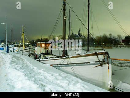 Angelboot/Fischerboot Stockholm, festgemacht "Matilda" im Djurgårdsbrunnsviken am Strandvägen, Djurgården und das nordische Museum über. Stockfoto