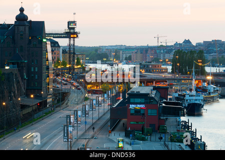 Ansicht von Slussen und Katarina Aufzug (Katarinahissen) Abend, gesehen von einem kleinen Park in Fjällgatan, Södermalm, Stockholm. Stockfoto