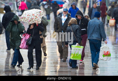 Cardiff, Wales, UK. 23. Dezember. Christmas Shopper mutig Schlechtwetter Mega montags, einkaufen gehen für Last-Minute präsentiert am 23. Dezember in Cardiff, Wales. Käufer werden voraussichtlich £ 12 Milliarden in vier Tagen zu verbringen. Bildnachweis: Matthew Horwood/Alamy Live-Nachrichten Stockfoto