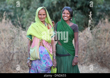 Youmg und alten Stammes-Frauen. Bhil Stamm. Madhya Pradesh, Indien. Stockfoto